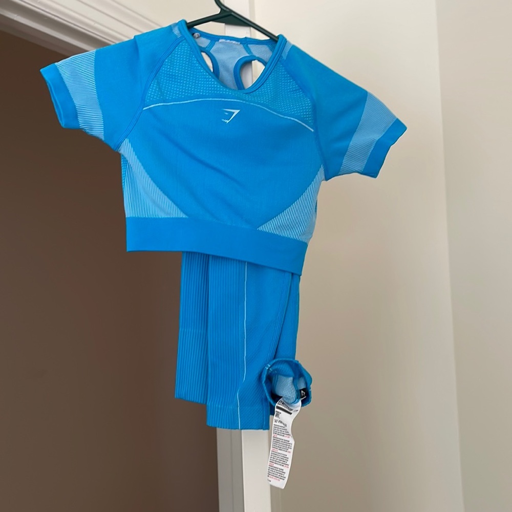 Gymshark set, cute cutout in back of top, popsicle blue size small